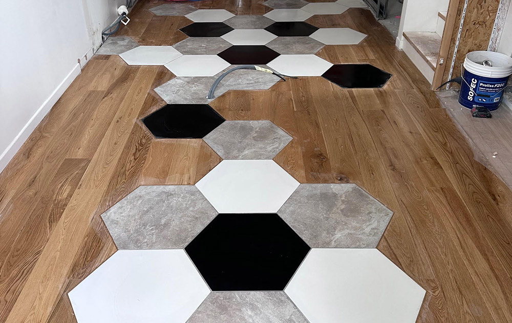 Réalisation d'un sol mixte parquet et carrelage hexagonal