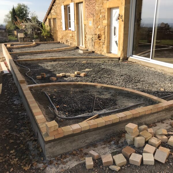 Préparation des joints de dilatation en pavé avant coulage