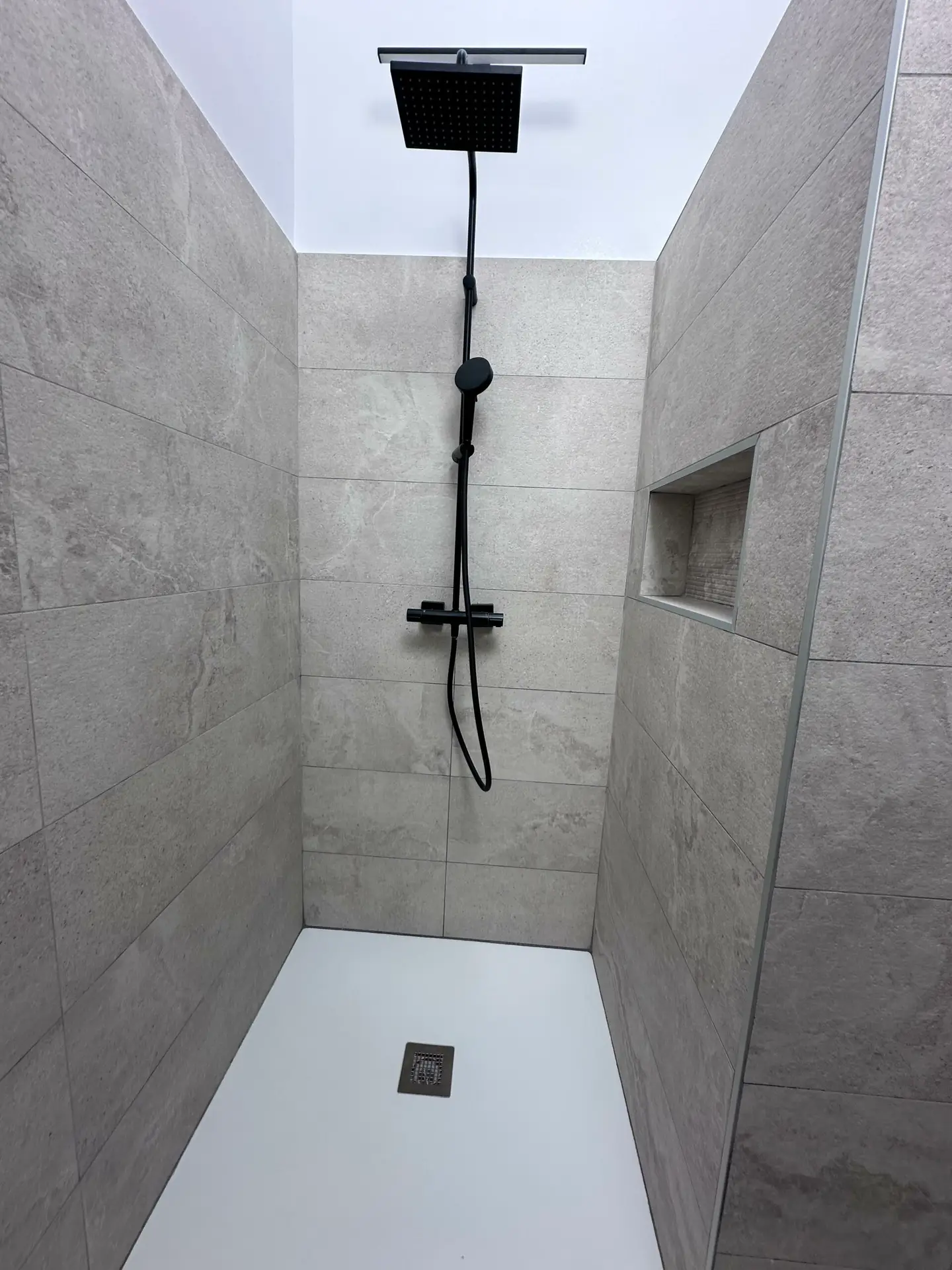Rénovation douche avec niche par CMV Concept
